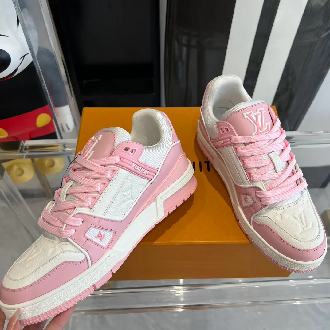 👟👟Ex-factory price 840👟👟 Women's shoes, women's clothing, couple models 👫LV Trainer series basketball sneakers🌟 Original open mold T👟👟Ex-factory price U outsole The texture is the same as the original ⚠️Original development Top version All details are consistent with the original ⚠️ Code number: 35-45